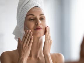 Eine Frau pflegt ihre Haut