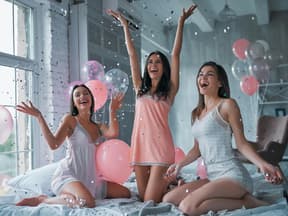 Frauen bei Pyjama-Party