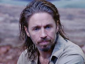 Gil Ofarim mit gewaschenen Haaren im Dschungel