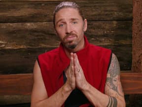 Gil Ofarim flehend im Dschungeltelefon