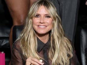 Heidi klum lächelt im Kinosaal