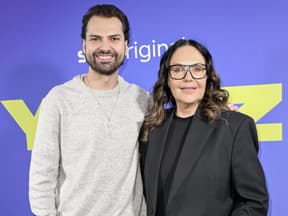 Jimi Blue und Natascha Ochsenknecht vor lila Wand