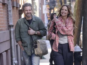 Katie Holmes und Joshua Jackson lächeln