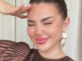 Kim Virginia Hartung Augen zu, Hand am Kopf