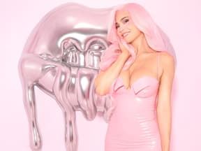 Kylie Jenner lächelt mit rosa Haaren