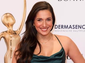 Sally Özcan lächelt