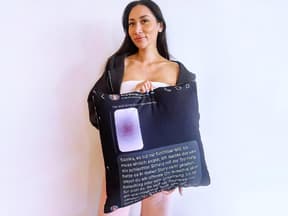 Samira Yavuz zeigt Nachricht von Eva Benetatou auf Kissen