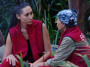 Samira Yavuz konfrontiert Eva Benetatou im Dschungelcamp