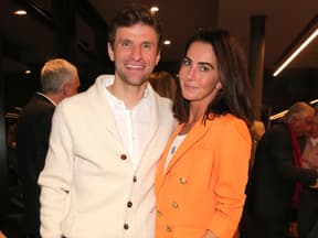 Thomas Müller lächelt mit Ehefrau Lisa im Arm