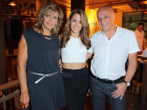 Vanessa Mai mit ihrer Mutter Gabriele und Vater Marino im Jahr 2015