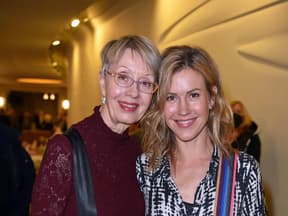 Wolke Hegenbarth mit ihrer Mutter