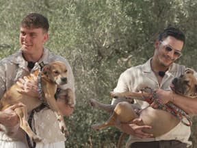 Andreas und Ray haben zwei Hunde auf dem Arm