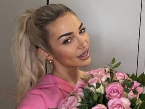 Ariel mit pinken Rosen