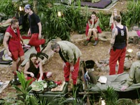 Kandidaten im Dschungelcamp beim Essen