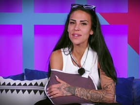 Elena Miras mit Armverletzung