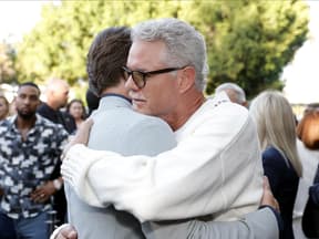 Eric Dane umarmt seinen Schauspiel-Kollegen im Juni 2025