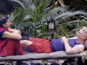 Eva Benetatou spricht mit Hubert Fella auf Liege