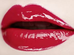 Frau mit Hochglanz-Lippen