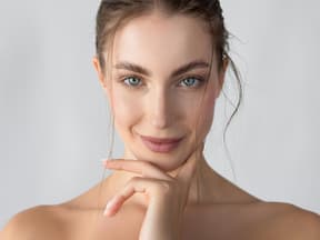 Frau mit mattem schönen Teint