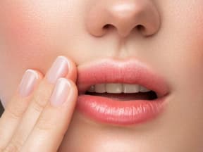 Frau mit schönen Lippen