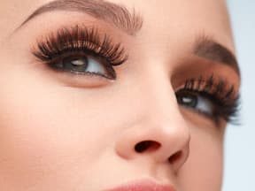 Frau schöne Wimpern