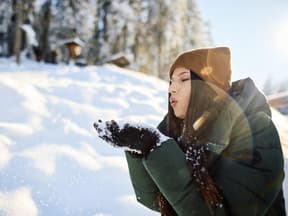 Frau in Schneelandschaft