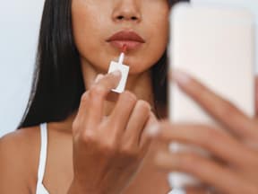 Frau mit Lippenöl aus Drogerie