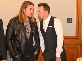 Gil Ofarim und sein Anwalt Dr. Alexander Stevens im Jahr 2023 vor Gericht