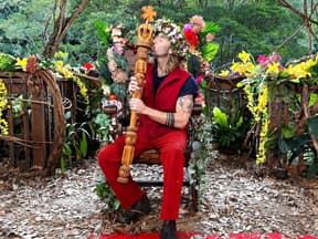 Gil Ofarim auf Thron küsst sein Zepter