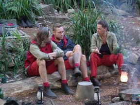 Gil Ofarim, Patrick Romer und Simone Ballack reden im Dschungelcamp am Lagerfeuer