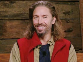 Gil Ofarim strahlt im Dschungeltelefon