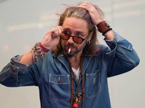 Gil Ofarim mit Sonnenbrille macht Haare aus Gesicht