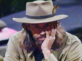 Gil Ofarim mit Hand am Gesicht