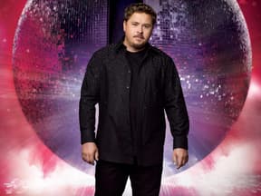 Gustav Schäfer vor Discokugel