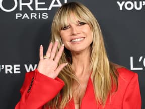 Heidi KLum winkt in die Kamera