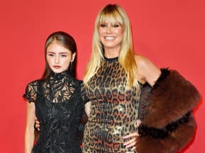 Heidi Klum mit Tochter Leni Klum vor roter Wand