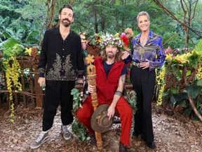 Jan Köppen mit Gil Ofarim auf Thron und SOnja Zietlow daneben