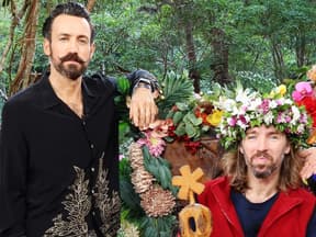 Jan Köppen ernst neben Dschungelkönig Gil Ofarim