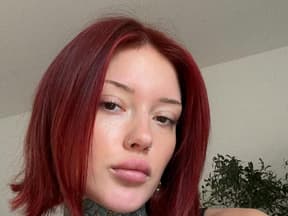 Jill Lange mit roten Haaren