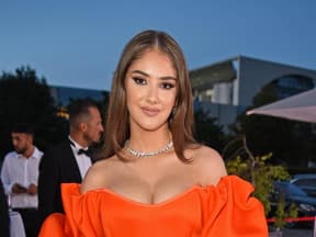 Lisa Straube, orange Kleid