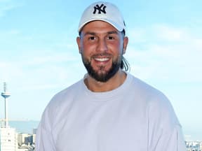 Maurice Dziwak vor blauem Himmel