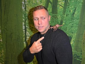 Patrick Romer mit Spinne auf Schulter