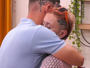 Eric und Edith Stehfest umarmen sich bei "Promis unter Palmen"