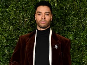 Regé-Jean Page für grünen Büschen