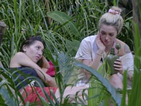 Samira Yavuz mit Ariel Hediger auf Liege