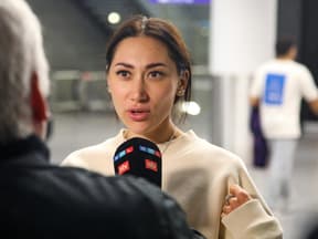 Samira Yavuz ernst am Mikrofon