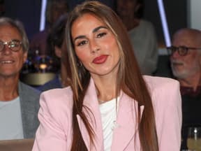 Sarah Engels schaut ernst