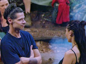 Stephen Dürr redet mit Samira Yavuz