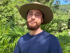 Umut Tekin ernst im Urwald