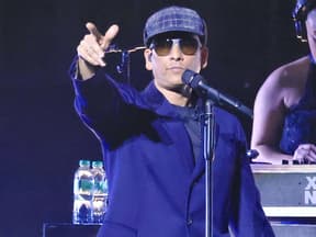 Xavier Naidoo während eines Konzertes auf der Bühne